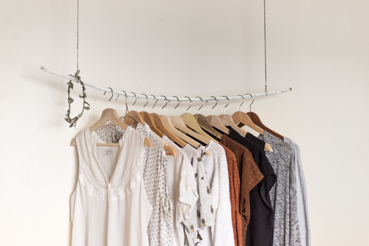 Vêtements féminins présentés sur cintres